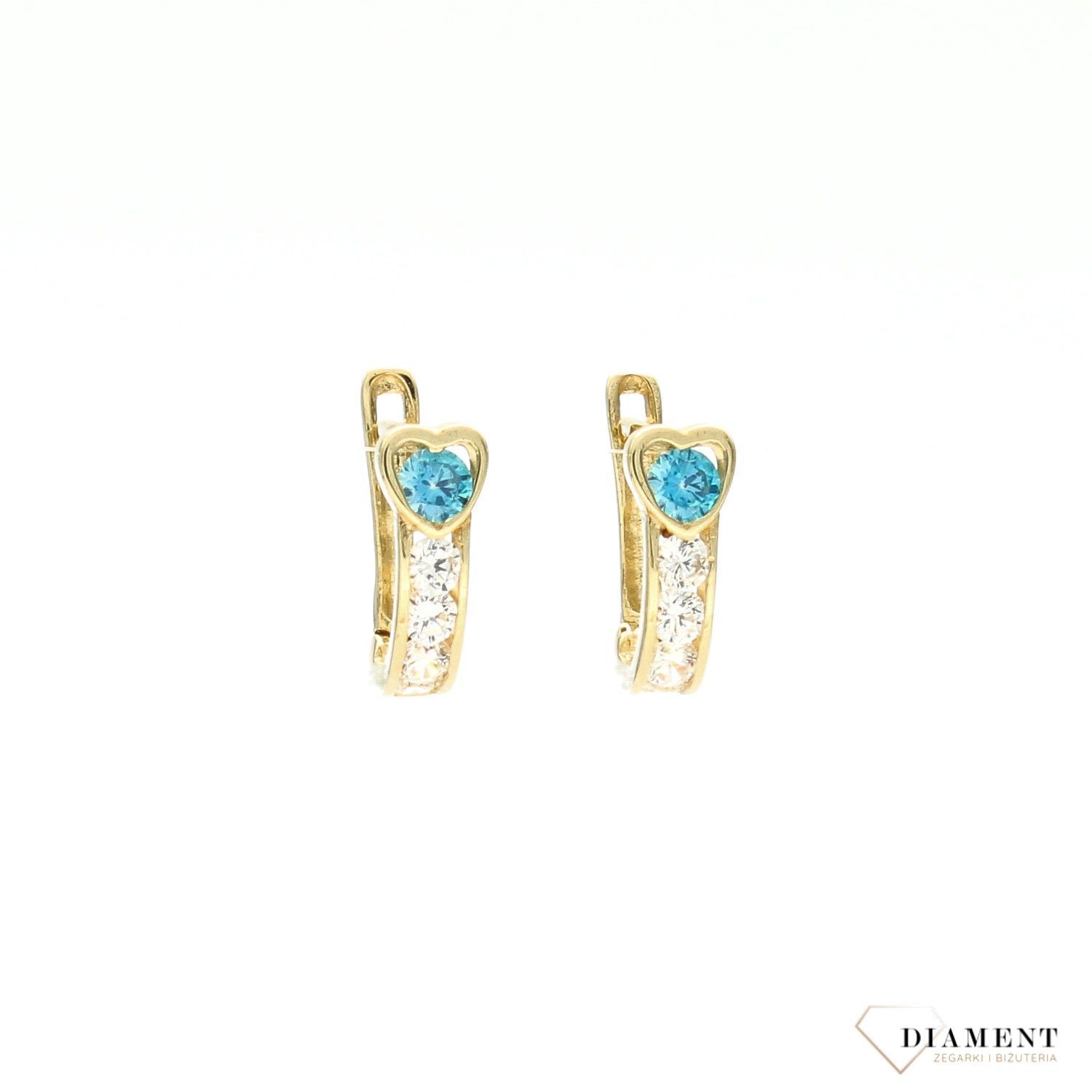 Złote kolczyki dla dziewczynki z niebieskimi sercami KL 483C (2).jpg